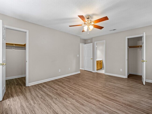 Building Photo - Country Club Area!