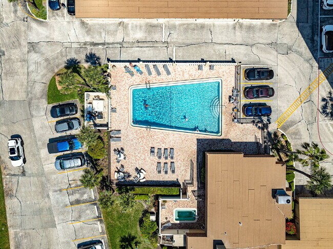 Building Photo - 1/1 Oceanfront condo with resort-like amenities!