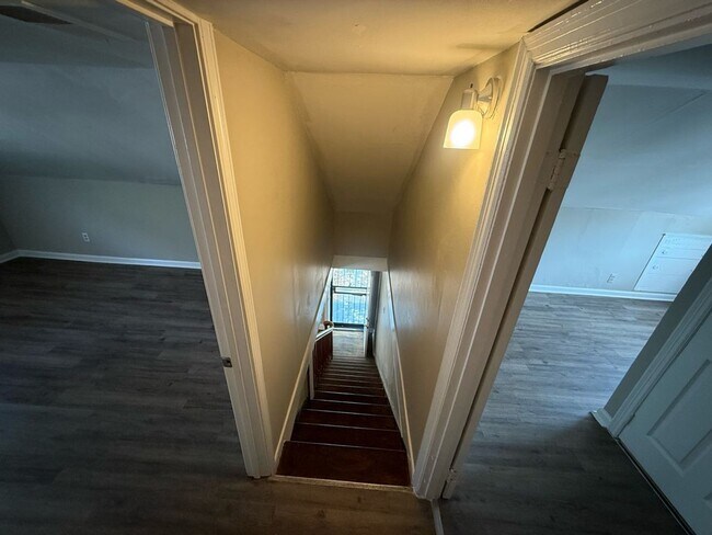 Building Photo - Great family-friendly home with 3 beds and...