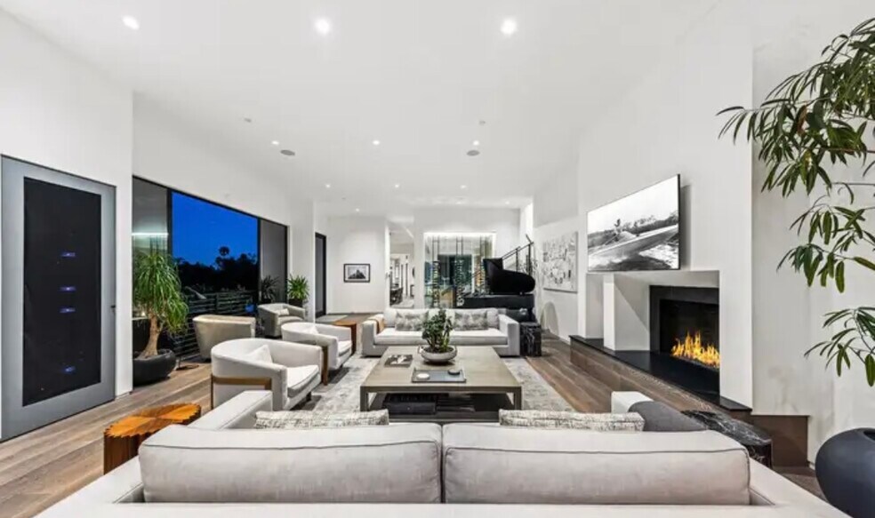 Building Photo - 727 N Beverly Glen Blvd