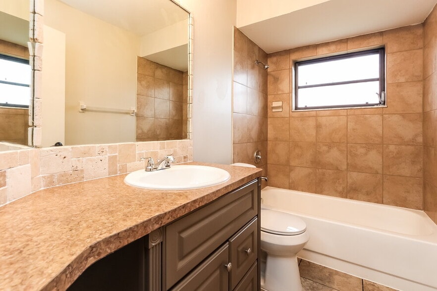 Building Photo - 1414 NE Van Loon Ln
