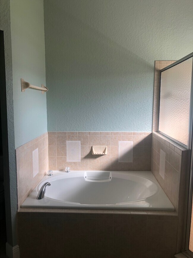 Building Photo - Large House with Bonus Room