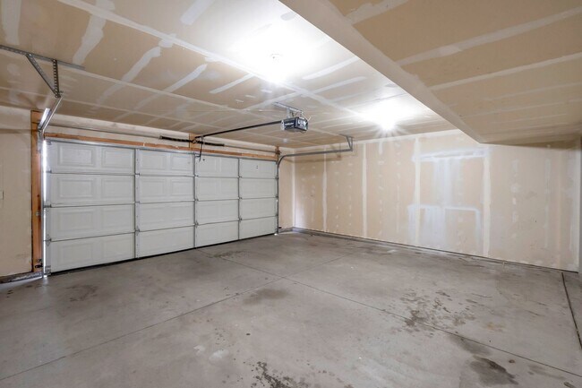 Building Photo - Awesome 2 Story Townhome in Vineyard w/ attached 2 car garage!