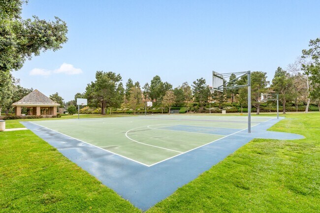Building Photo - Newport Beach Townhome  for Lease