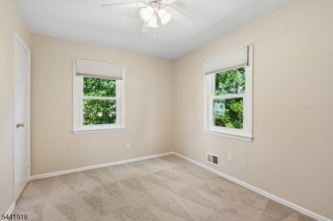 Building Photo - 124 Holmes Oval S