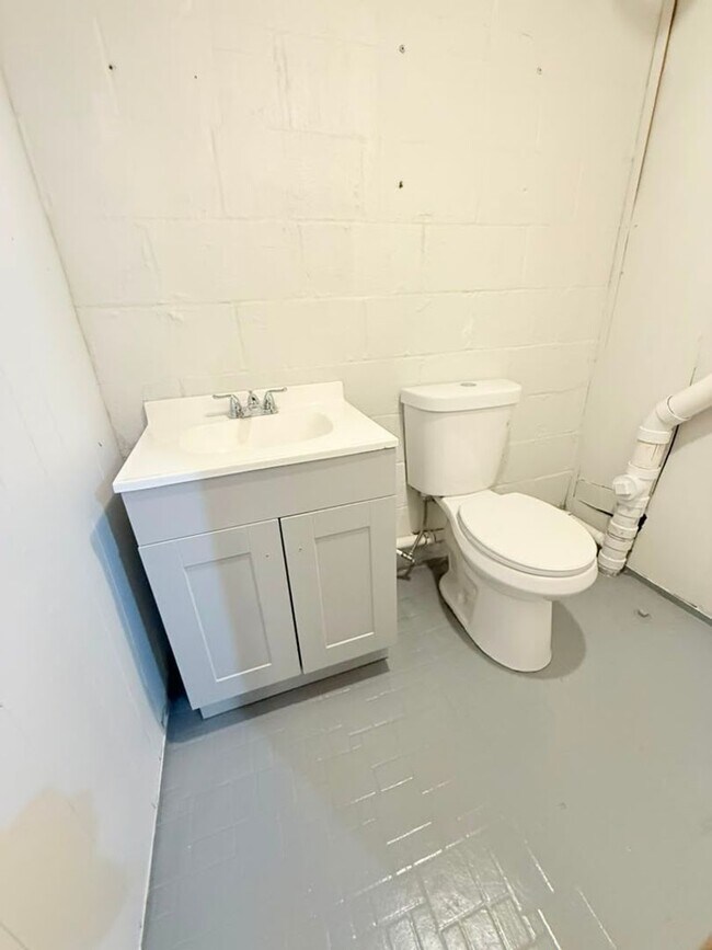 Building Photo - Newly remodeled 3-bedroom, 1.5-bath home featuring granite countertops, central A/C, and a partia...