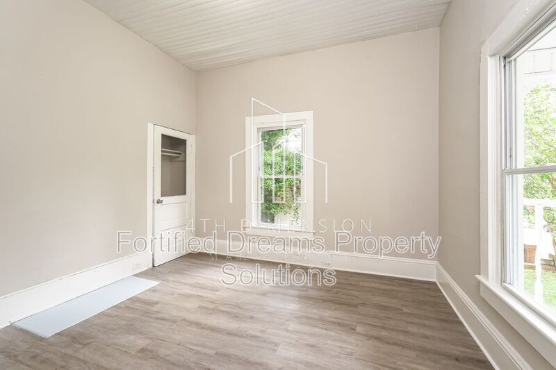 Building Photo - 921 23rd St NE