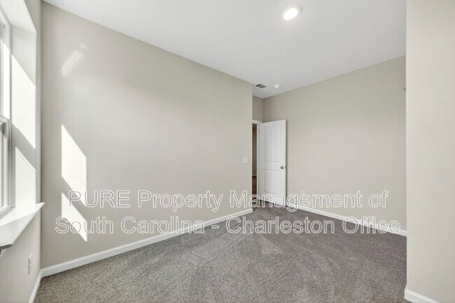 Building Photo - 102 Winding Grv Ln