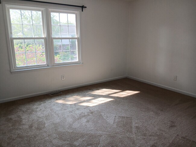 Building Photo - 2241 Sedgewick Dr