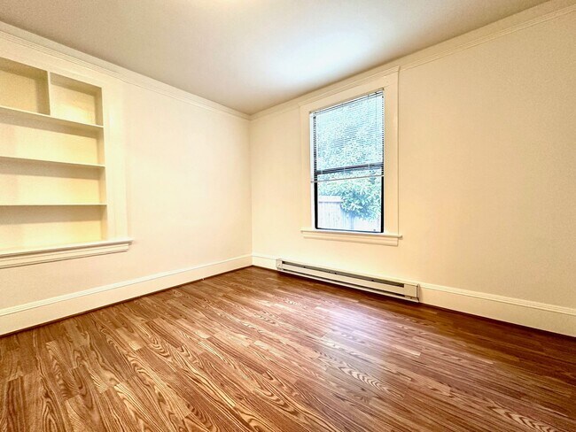 Building Photo - 362 Moultrie St