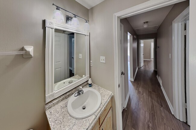 Building Photo - 1633 Dexter Ln