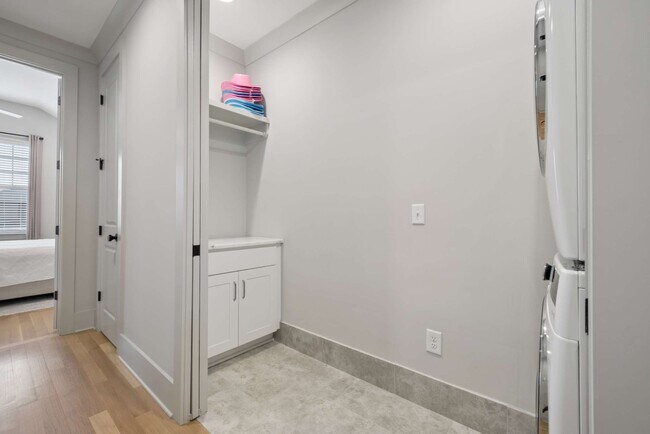 Building Photo - 6368 Alamo Pl