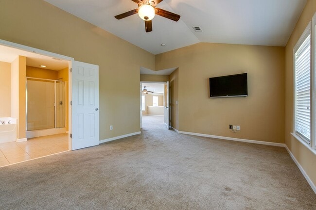 Building Photo - AVAILABLE NOW. 4 Bedroom 3 Bath. Over 3,00...