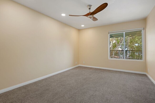 Building Photo - 450 Por La Mar Cir