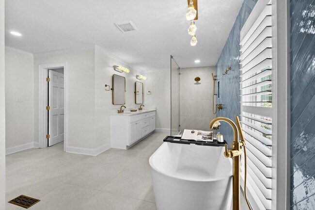 Building Photo - 5704 Woodside Ave