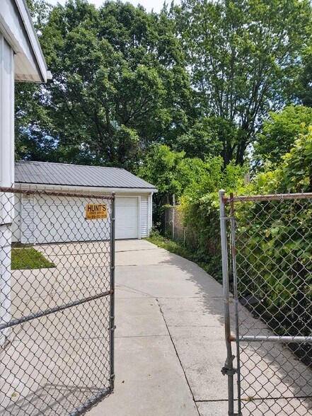 Building Photo - 1060 Fairwood Ave