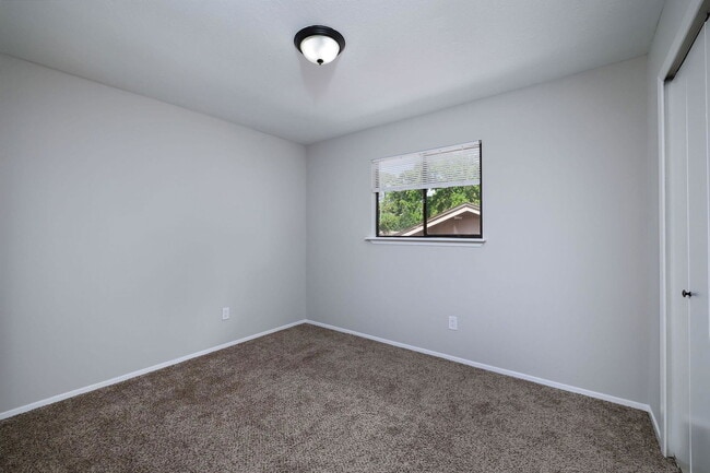 Building Photo - 1 Ground Brier Ct