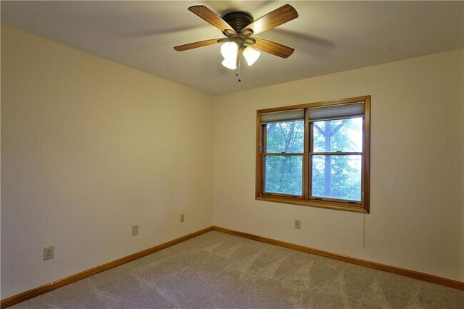 Building Photo - 127 Columbine Dr