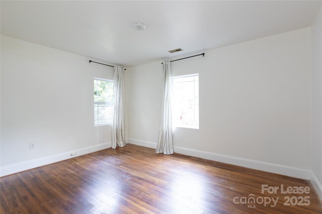 Building Photo - 3440 Oakwood Ave