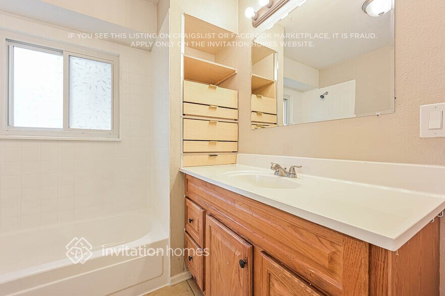 Building Photo - 806 Gigi St