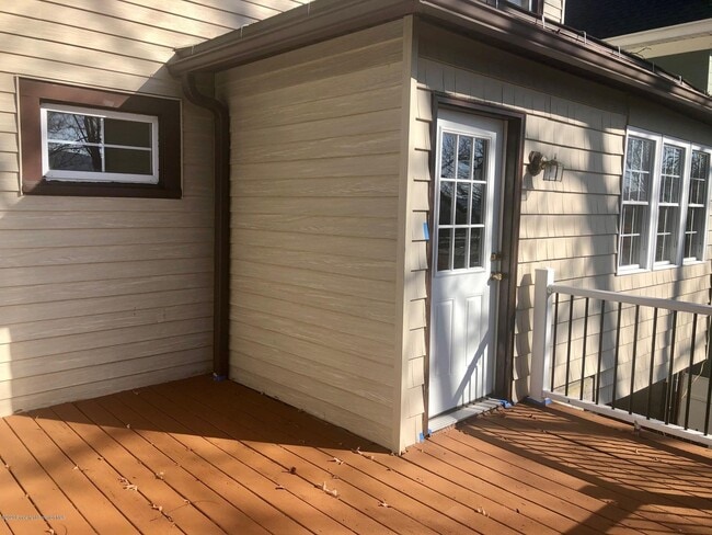 Building Photo - 504 School St