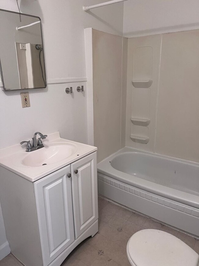 Building Photo - Cute Cottage, Super convenient location/ w...