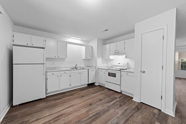 Building Photo - West Oaks, Three Bedroom Two Bath Apartment