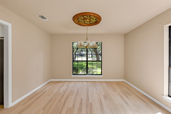 Building Photo - 9006 Balcones Club Dr