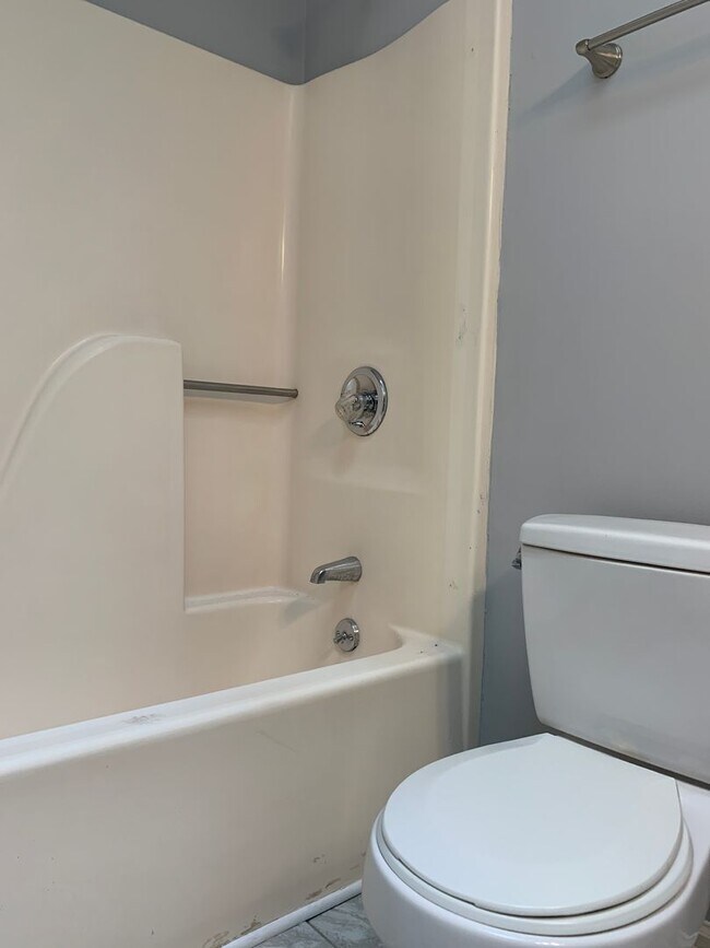 Building Photo - Renovated Townhome Near UNC, Downtown, fle...