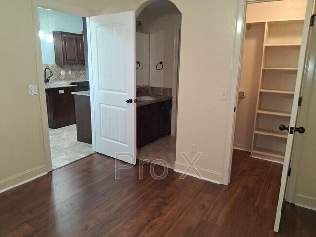 Building Photo - 3864 W Providence Dr