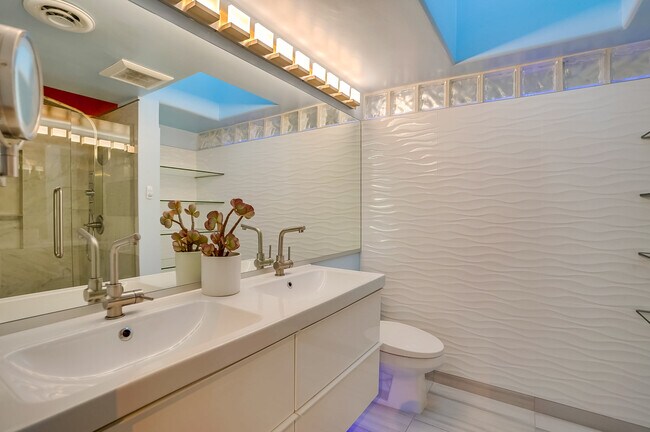 Building Photo - 1128 22nd St