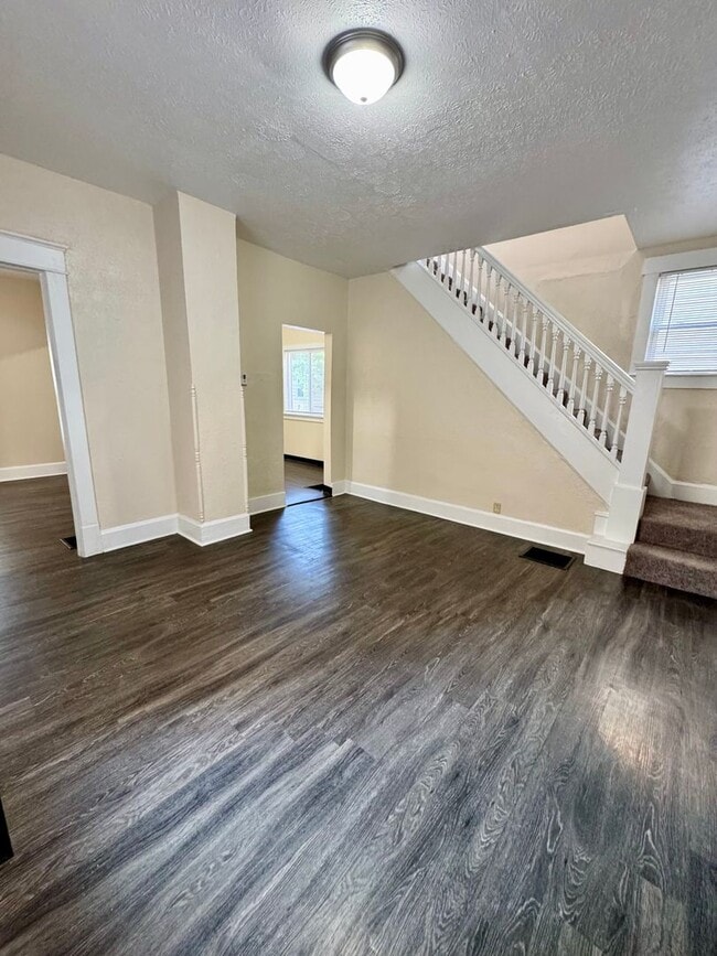 Building Photo - This home shines!