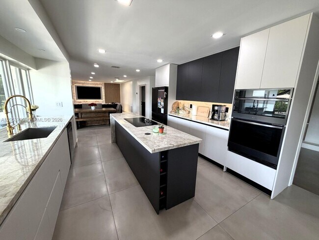 Building Photo - 10950 SW 40 Ct