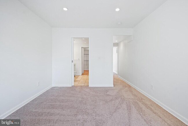 Building Photo - 307 8th St NE
