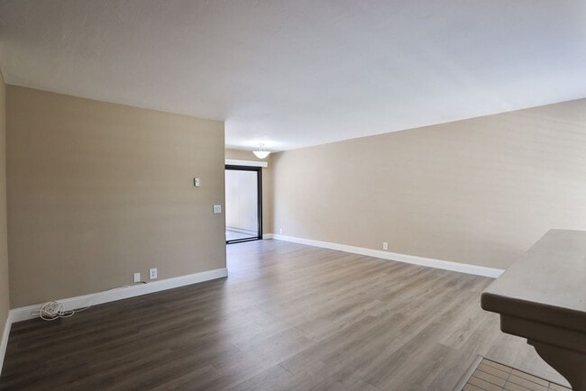 Building Photo - 8750 Villa La Jolla Dr