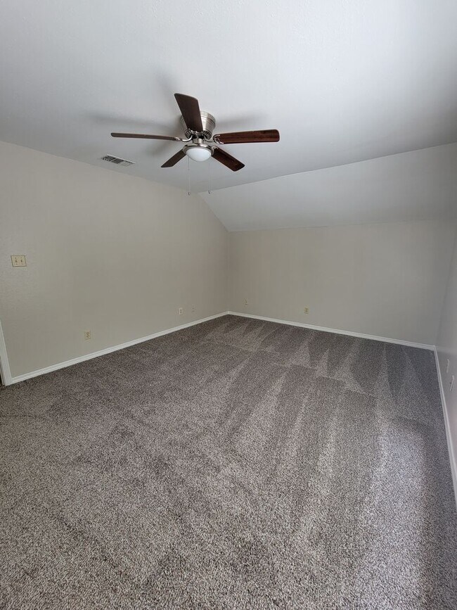 Building Photo - 4 Bedroom 2 bathroom