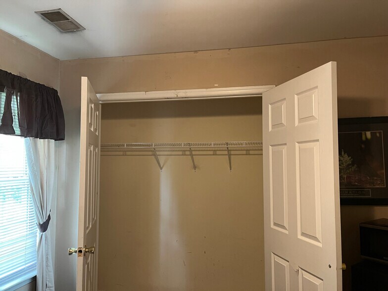 Building Photo - 6803 Lantana Dr