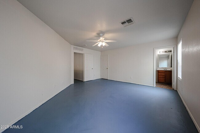 Building Photo - 5919 W Trumbull Rd
