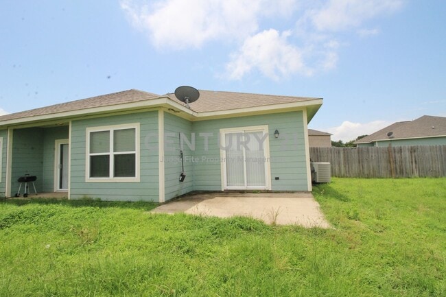 Building Photo - Well Maintained 2/2/1 Duplex For Rent!