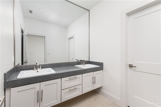 Building Photo - 15 S 42nd St