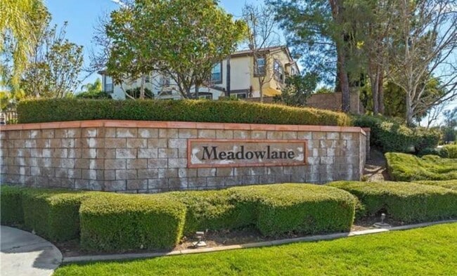 Building Photo - Updated Spacious 2 Bedroom Condo with attached garage in West Murrieta