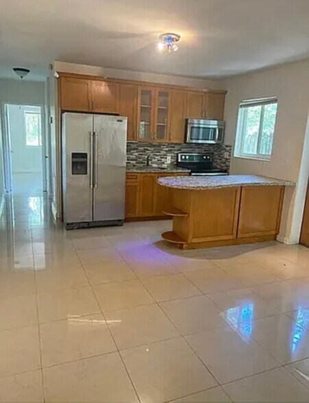 Building Photo - 3031 Center St