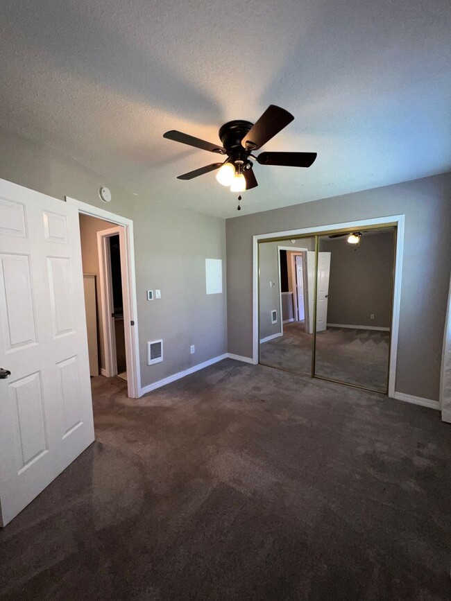 Building Photo - Two bedroom townhouse near Ashland Communi...