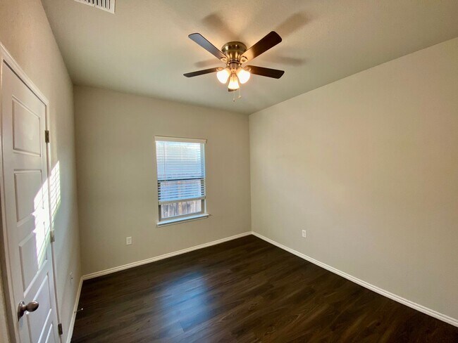 Building Photo - Luxury Duplex 3/2 in New Braunfels