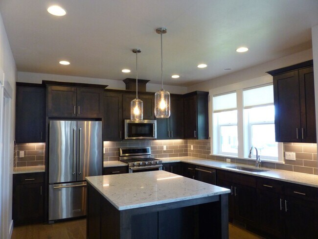 Building Photo - Beautiful 3 Bed/2.5 Bath Home in NW Bend - Fields Street