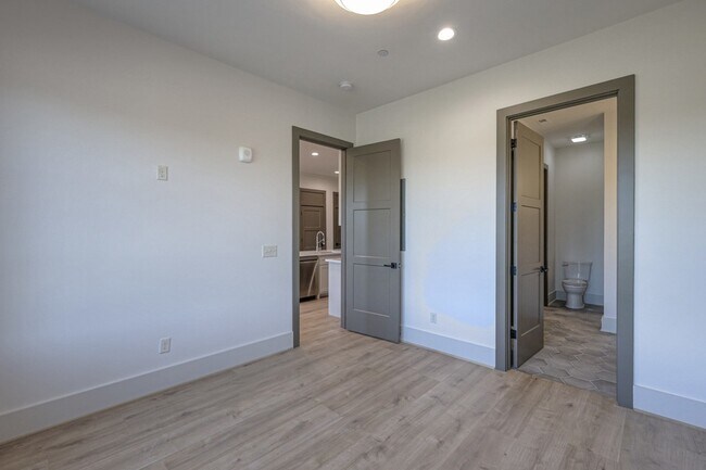 Building Photo - 1025 Southwalk Dr