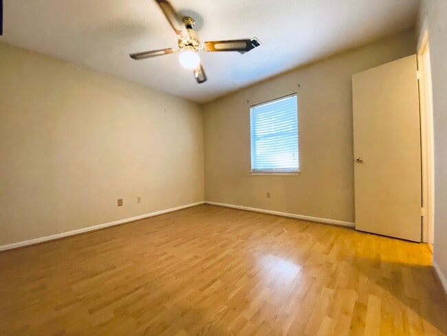 Building Photo - AVAILABLE OCTOBER 2025  [PET FRIENDLY]