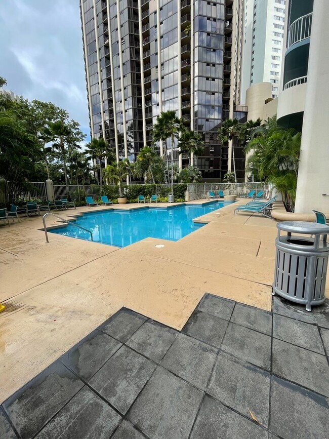 Building Photo - 1 Bed 1 Bath 1 Parking Gorgeous Views 33rd Floor in Honolulu Park Place!!!