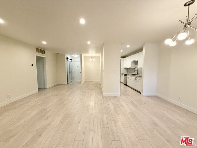 Building Photo - 927 Kings Rd