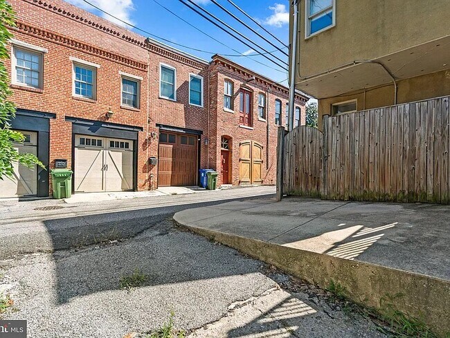 Building Photo - 18 S Madeira St
